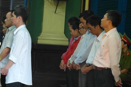 The accused stand in court awaiting judgment (Photo: laodong)